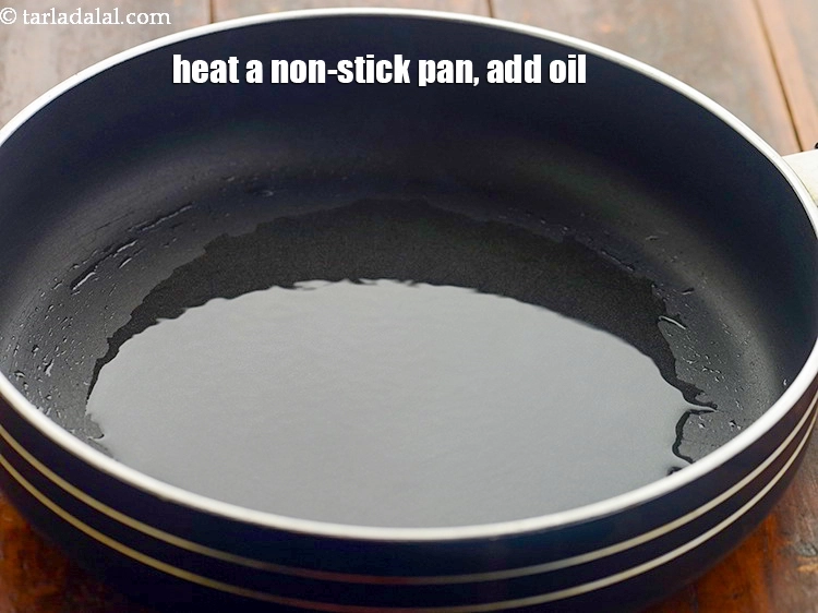 Step 8 – <p>Heat a non-stick pan, add <span style="background-color:rgb(255,255,255);color:rgb(0,0,0);">1 tbsp </span><a href="https://www.tarladalal.com/glossary-oil-671i"><u>oil</u></a>.</p>