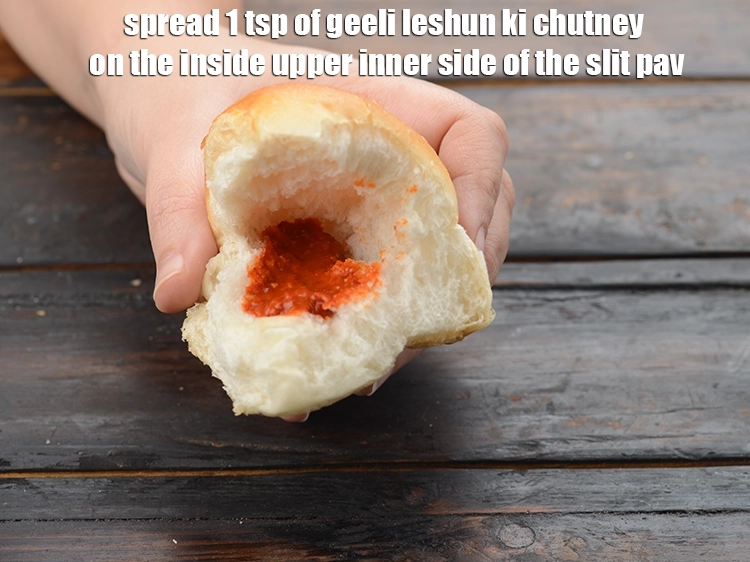 Step 31 – <p>Spread 1 tsp of geeli <a href="https://www.tarladalal.com/lahsun-ki-chutney-lehsun-chutney-3902r"><u>lehsun ki chutney</u></a> on the inside upper inner side …