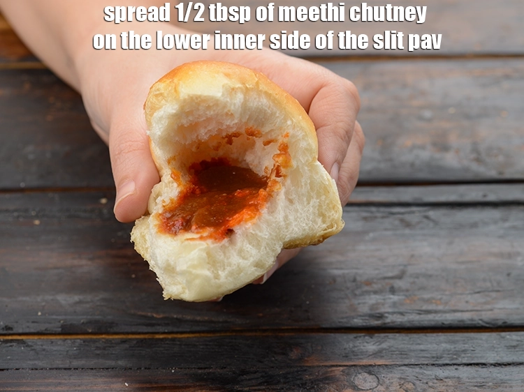 Step 32 – <p>Spread 1/2 tbsp of <a href="https://www.tarladalal.com/khajur-imli-ki-chutney-sweet-tamarind-chutney-2796r"><u>sweet chutney</u></a> on the lower inner side of the slit …