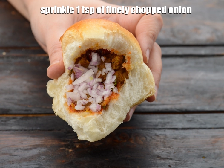 Step 34 – <p>Sprinkle 1 tsp of <span style="background-color:rgb(255,255,255);color:rgb(0,0,0);">finely </span><a href="https://www.tarladalal.com/glossary-onions-pyaz-pyaaz-kanda-548i#ing_2327"><u>chopped onion</u></a>.</p>