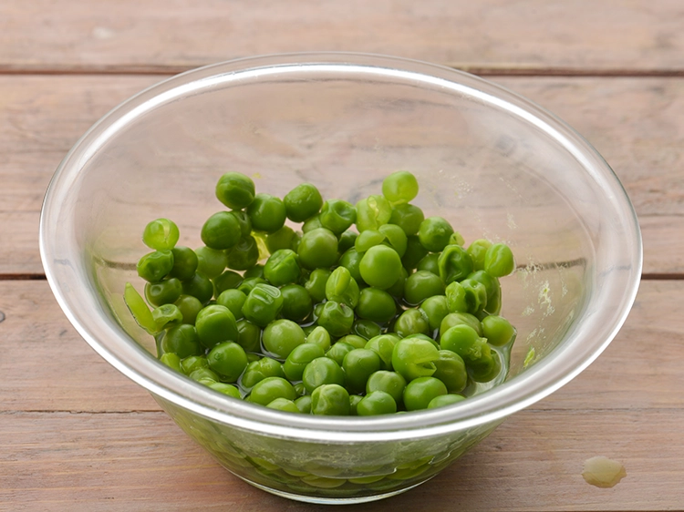Step 17 – <p><span style="background-color:rgb(255,255,255);color:rgb(0,0,0);">Combine the 1/2 cup </span><a href="https://www.tarladalal.com/glossary-green-peas-matar-hare-matar-vatana-180i"><u>green peas</u></a><span style="background-color:rgb(255,255,255);color:rgb(0,0,0);"> with 2 tablespoons of <strong>water</strong> in …