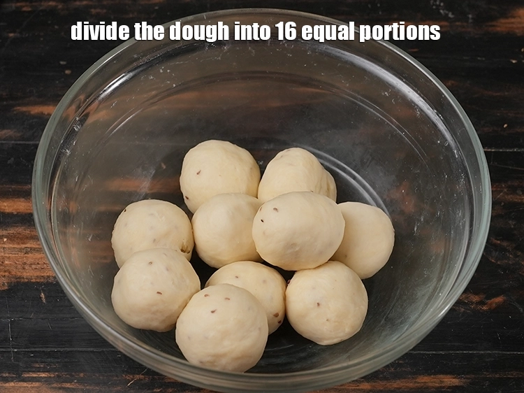 Step 20 – <p><span style="background-color:rgb(255,255,255);color:rgb(0,0,0);">Divide the <strong>dough</strong> into 16 equal portions.</span></p>