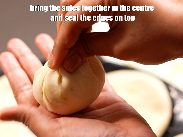 Step 23 – <p><span style="background-color:rgb(255,255,255);color:rgb(0,0,0);">Bring the sides together in the center and seal the edges on top.</span></p>