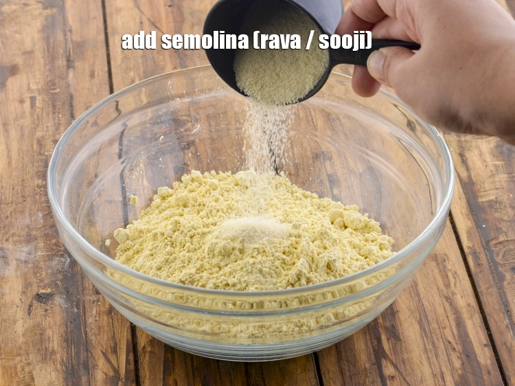 Step 2 – <p>Now add the <span style="background-color:rgb(255,255,255);color:rgb(0,0,0);">1 1/2 tbsp </span><a href="https://www.tarladalal.com/glossary-semolina-sooji-rava-rawa-603i"><u>semolina (rava / sooji)</u></a>.</p>