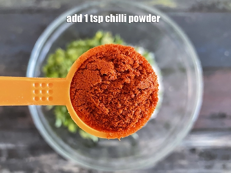 Step 4 – <p>Add <span style="background-color:rgb(255,255,255);color:rgb(0,0,0);">1 tsp </span><a href="https://www.tarladalal.com/glossary-chilli-powder-red-chilli-powder-339i"><u>chilli powder</u></a><u>.</u></p>