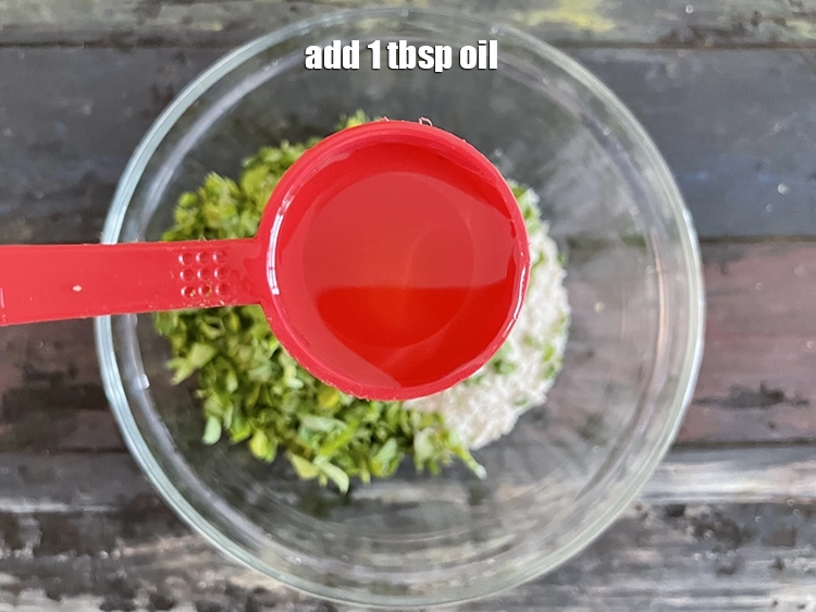 Step 5 – <p>Add <span style="background-color:rgb(255,255,255);color:rgb(0,0,0);">1 tbsp </span><a href="https://www.tarladalal.com/glossary-oil-671i"><u>oil</u></a><u>.</u></p>