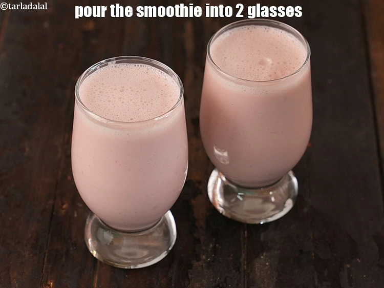 Step 13 – <p>Pour the <strong>smoothie</strong> into 2 glasses.</p>