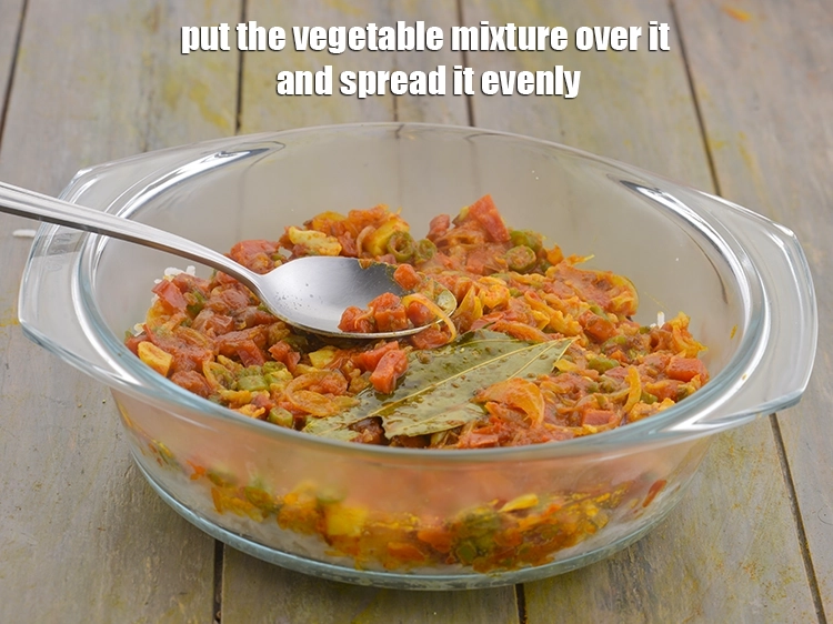 Step 7 – <p><span style="background-color:rgb(255,255,255);color:rgb(0,0,0);">Put the <strong>vegetable mixture</strong> over it and spread it evenly.</span></p>