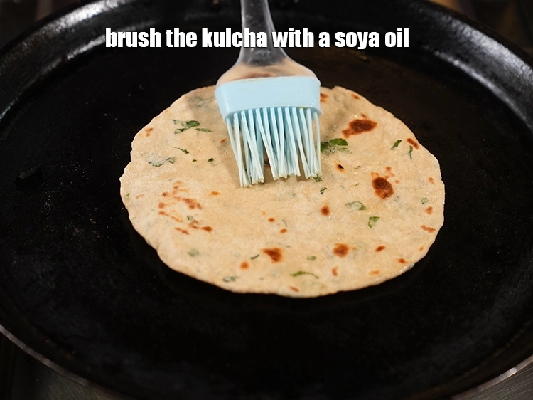 Step 22 – <p>Brush the <strong>kulcha</strong> with a <strong>oil</strong>.</p>