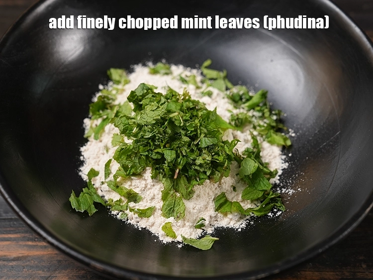 Step 9 – <p><span style="background-color:rgb(255,255,255);color:rgb(0,0,0);">Add 1/2 cup finely </span><a href="https://www.tarladalal.com/glossary-mint-leaves-pudina-phudina-521i#ing_2368"><u>chopped mint leaves (phudina)</u></a><u>.</u></p>