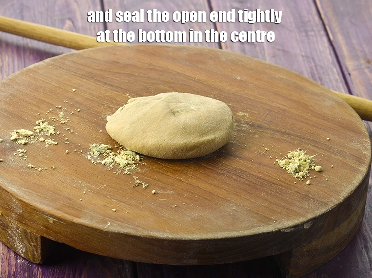 Step 49 – <p>And seal the open end tightly at the bottom in the centre.</p>