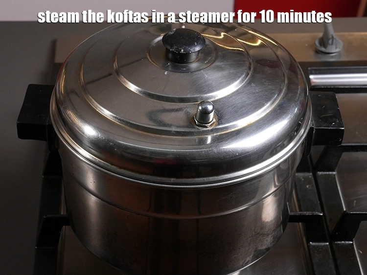 Step 3 – <p><span style="background-color:rgb(255,255,255);color:rgb(0,0,0);">Steam the <strong>koftas</strong> in a steamer for 10 minutes.</span></p>