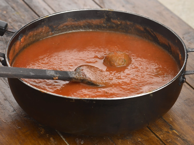 Step 9 – <p><span style="background-color:rgb(255,255,255);color:rgb(0,0,0);">Just before serving, <strong>reheat the makhani gravy</strong>, add the <strong>cabbage nachni koftas</strong>, mix gently …