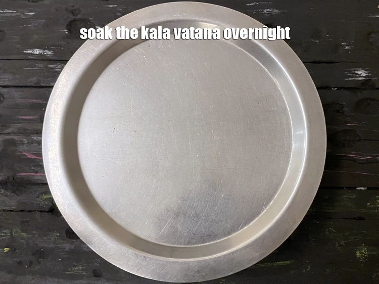 Step 3 – <p><span style="background-color:rgb(255,255,255);color:rgb(0,0,0);">Cover with a lid and soak the <strong>kala vatana</strong> for overnight.</span></p>