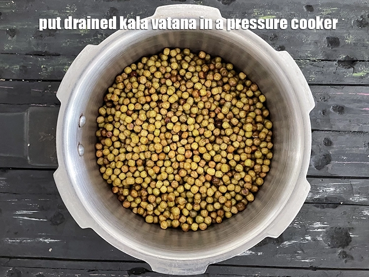 Step 5 – <p>To make <strong>Pumpkin Kootu Curry, Pumpkin and Kala Vatana Sabzi, </strong>p<span style="background-color:rgb(255,255,255);color:rgb(0,0,0);">ut soaked and drained …