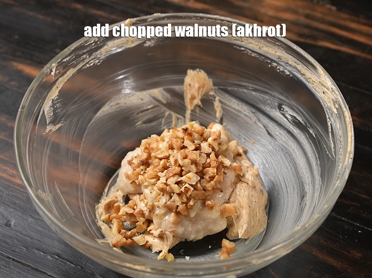 Step 15 – <p>Add <span style="background-color:rgb(255,255,255);color:rgb(0,0,0);">2 tbsp </span><a href="https://www.tarladalal.com/glossary-walnuts-akhrot-784i#ing_3224"><u>chopped walnuts (akhrot)</u></a><u>.</u></p>