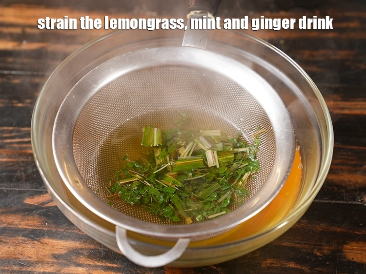 Step 12 – <p>Strain the <strong>lemongrass, mint and ginger</strong> drink.</p>