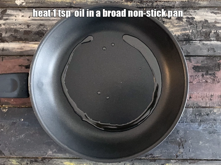 Step 3 – <p>Heat <span style="background-color:rgb(255,255,255);color:rgb(0,0,0);">1 tsp. </span><a href="https://www.tarladalal.com/glossary-oil-671i"><u>oil</u></a> in a broad non-stick pan.</p>