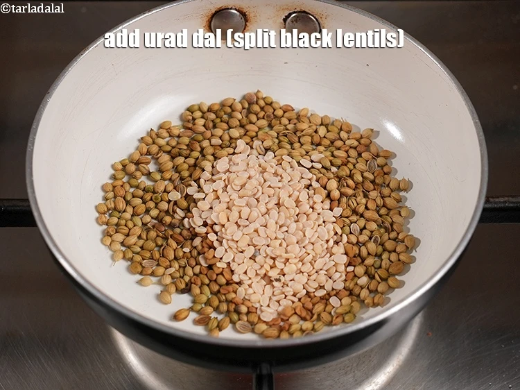 Step 5 – <p>Add the <span style="background-color:rgb(255,255,255);color:rgb(0,0,0);">2 tsp </span><a href="https://www.tarladalal.com/glossary-urad-dal-split-black-lentil-941i"><u>urad dal (split black lentils)</u></a><u>.</u></p>