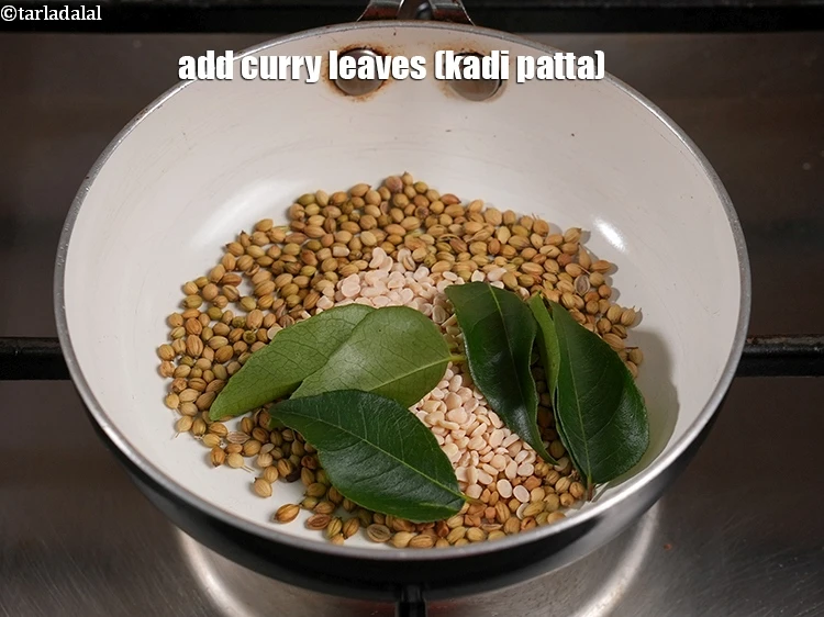 Step 6 – <p>Add the <span style="background-color:rgb(255,255,255);color:rgb(0,0,0);">6 </span><a href="https://www.tarladalal.com/glossary-curry-leaves-kadi-patta-kadipatta-388i"><u>curry leaves (kadi patta)</u></a><u>.</u></p>
