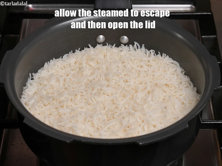 Step 8 – <p>Allow the steamed to escape and then open the lid. Keep aside.</p>