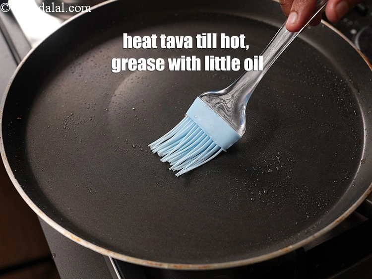 Step 9 – <p><span style="background-color:rgb(255,255,255);color:rgb(0,0,0);">Grease the tava (griddle), with a little </span><a href="https://www.tarladalal.com/glossary-oil-671i"><u>oil</u></a><span style="background-color:rgb(255,255,255);color:rgb(0,0,0);">.</span></p>