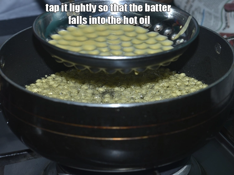 Step 12 – <p>Tap it lightly so that the batter falls into the hot oil.</p>