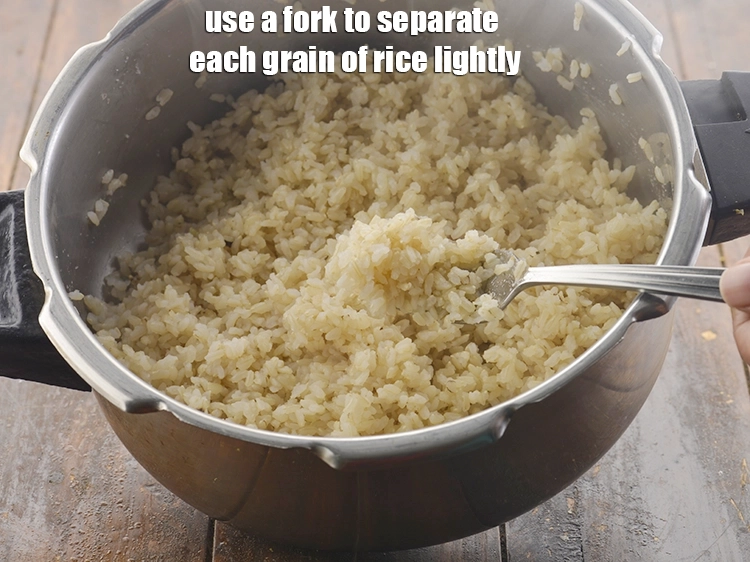 Step 9 – <p><span style="background-color:rgb(255,255,255);color:rgb(0,0,0);">Use a fork to separate each grain of rice lightly.</span></p>