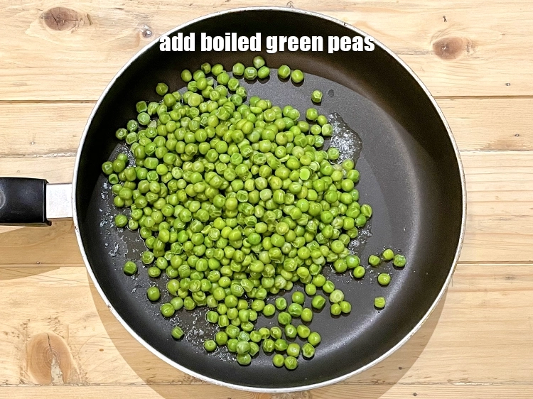 Step 3 – <p>Add the <span style="background-color:rgb(255,255,255);color:rgb(0,0,0);">2 cups </span><a href="https://www.tarladalal.com/glossary-green-peas-matar-hare-matar-vatana-180i#ing_2431"><u>boiled green peas</u></a><u>.</u></p>