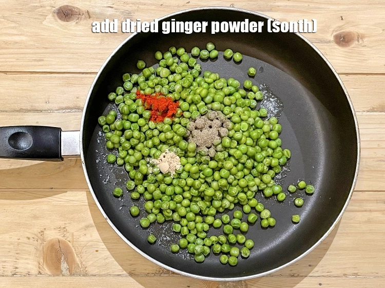 Step 6 – <p>Add the <span style="background-color:rgb(255,255,255);color:rgb(0,0,0);">1/4 tsp </span><a href="https://www.tarladalal.com/glossary-dried-ginger-powder-sonth-454i"><u>dried ginger powder (sonth)</u></a><u>.</u></p>