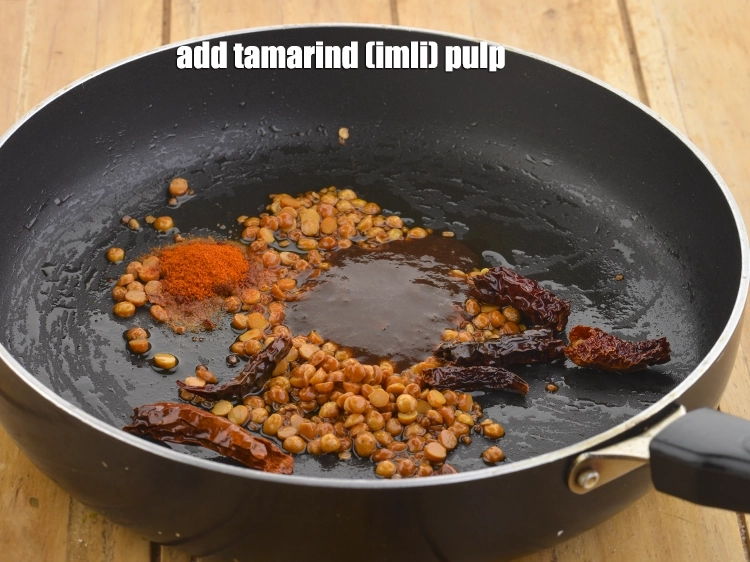 Step 9 – <p>Add the <span style="background-color:rgb(255,255,255);color:rgb(0,0,0);">2 tsp </span><a href="https://www.tarladalal.com/glossary-tamarind-pulp-tamarind-extract-imli-ka-pulp-838i"><u>tamarind (imli) pulp</u></a><u>.</u></p>