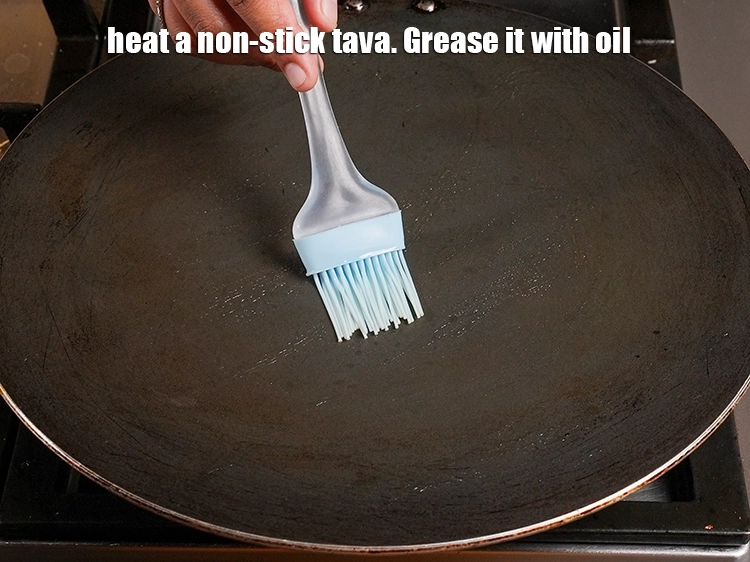 Step 20 – <p>Heat a non-stick tava. Grease it with <a href="https://www.tarladalal.com/glossary-oil-671i"><u>oil</u></a><u>.</u></p>