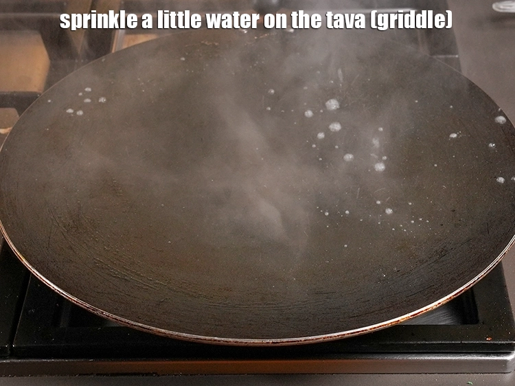 Step 31 – <p><span style="background-color:rgb(255,255,255);color:rgb(0,0,0);">Sprinkle a little water on the tava (griddle).</span></p>