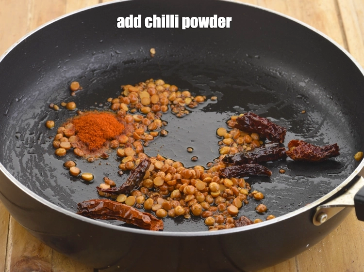 Step 6 – <p>Add the <span style="background-color:rgb(255,255,255);color:rgb(0,0,0);">1 tsp </span><a href="https://www.tarladalal.com/glossary-chilli-powder-red-chilli-powder-339i"><u>chilli powder</u></a><u>.</u></p>
