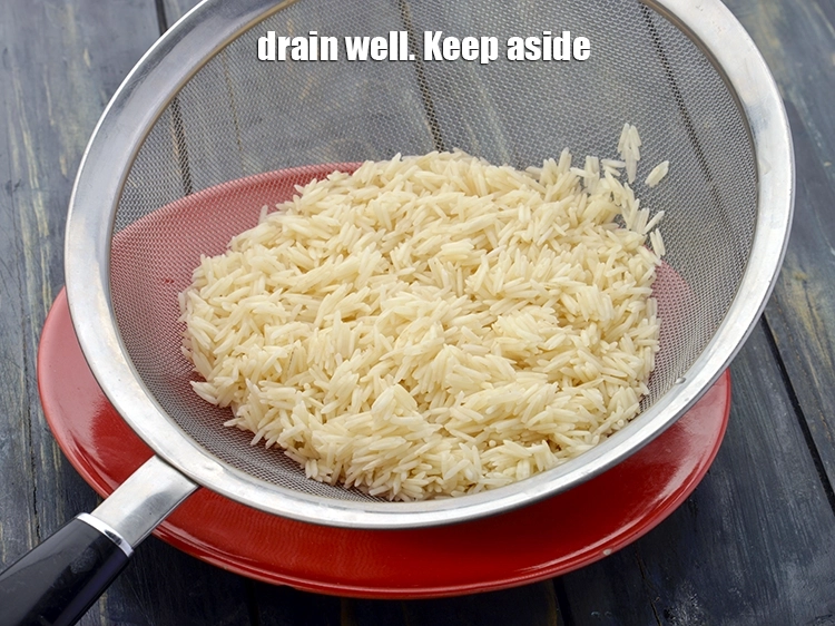Step 3 – <p><span style="background-color:rgb(255,255,255);color:rgb(0,0,0);">Drain with the help of a strainer and keep aside.</span></p>