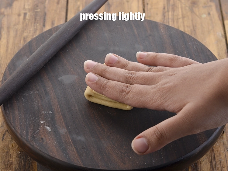 Step 33 – <p>Pressing lightly.</p>