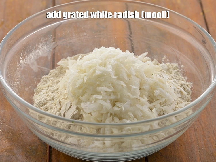 Step 9 – <p>To the atta, add <span style="background-color:rgb(255,255,255);color:rgb(0,0,0);">3/4 cup grated white </span><a href="https://www.tarladalal.com/glossary-radish-mooli-mula-muli-502i"><u>radish (mooli)</u></a><u>.</u></p>