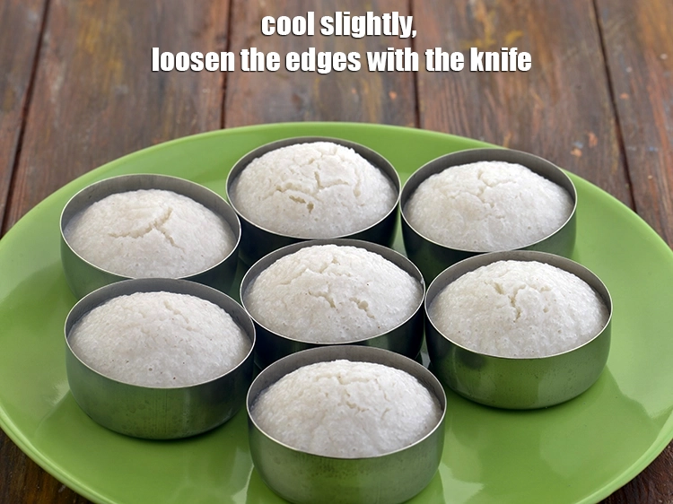 Step 11 – <p><span style="background-color:rgb(255,255,255);color:rgb(0,0,0);">Cool slightly, loosen the edges with the knife.</span></p>