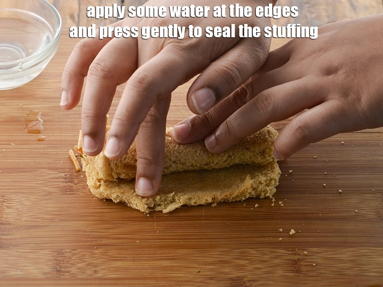 Step 28 – <p><span style="background-color:rgb(255,255,255);color:rgb(0,0,0);">Apply some <strong>water</strong> at the edges and press gently to seal the stuffing.</span></p>