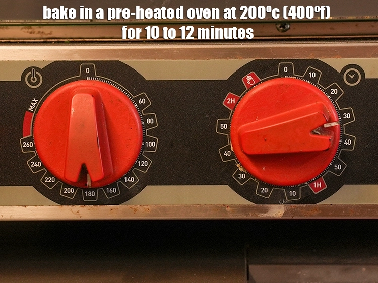 Step 33 – <p><span style="background-color:rgb(255,255,255);color:rgb(0,0,0);">Bake in a pre-heated oven at 200ºc (400ºf) for 10 to 12 minutes.</span></p>