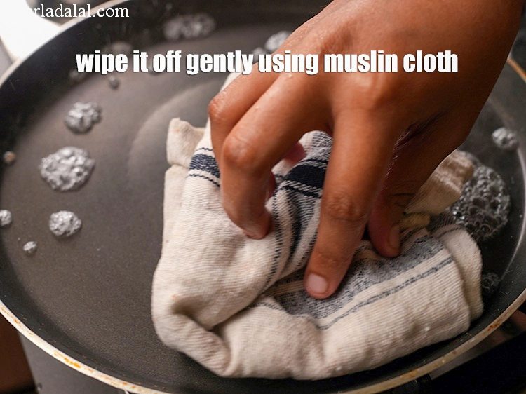 Step 19 – <p>Wipe the water off gently using a muslin cloth. Your tava is now ‘seasoned’ and …