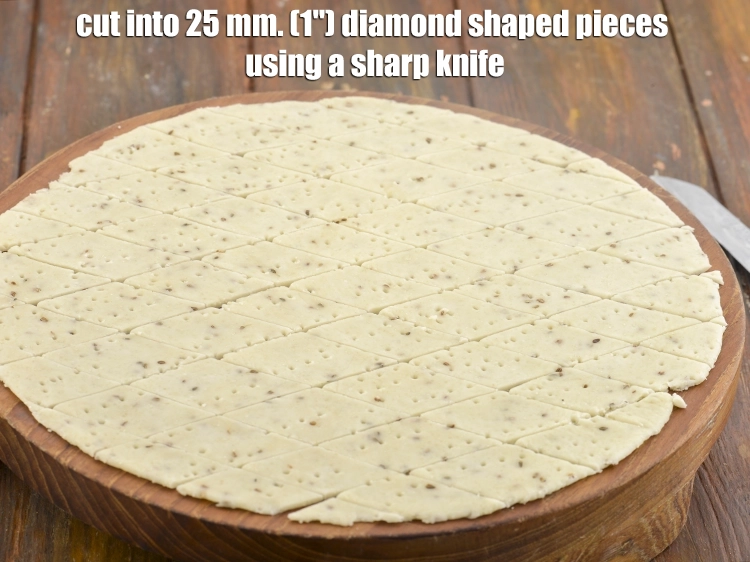 Step 7 – <p><span style="background-color:rgb(255,255,255);color:rgb(0,0,0);">Cut into 25 mm. (1") diamond shaped pieces using a sharp knife.</span></p>