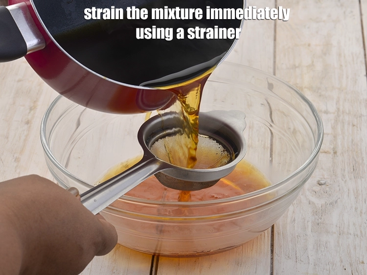 Step 4 – <p><span style="background-color:rgb(255,255,255);color:rgb(0,0,0);"><strong>Strain</strong> the mixture immediately using a strainer and discard the tea powder.</span></p>