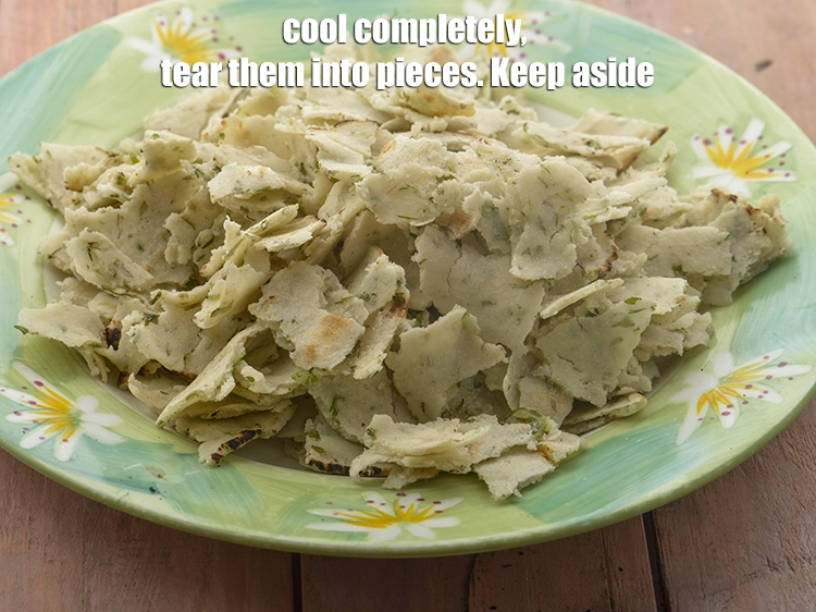 Step 9 – <p><span style="background-color:rgb(255,255,255);color:rgb(0,0,0);">Cool completely, tear them into pieces. Keep aside.</span></p>