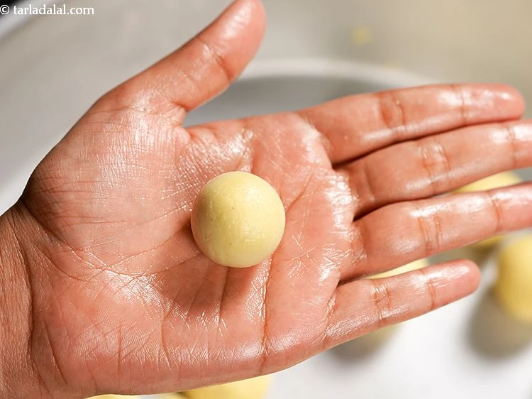 Step 23 – <p><span style="background-color:rgb(255,255,255);color:rgb(0,0,0);">While making the <strong>gulab jamun balls</strong> ensure that there are no cracks on the …