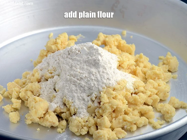 Step 13 – <p><span style="background-color:rgb(255,255,255);color:rgb(0,0,0);">Add 1/4 cup&nbsp;</span><a href="https://www.tarladalal.com/glossary-plain-flour-maida-188i"><u>plain flour (maida)</u></a><span style="background-color:rgb(255,255,255);color:rgb(0,0,0);">.</span></p>