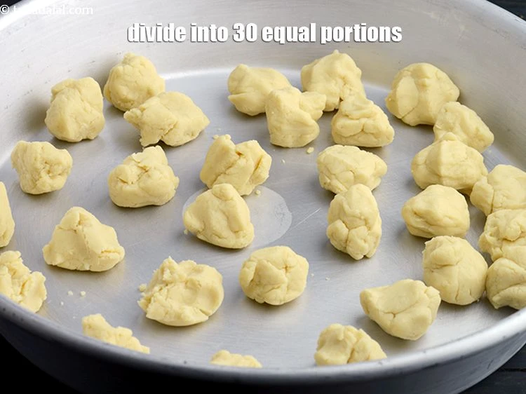 Step 15 – <p><span style="background-color:rgb(255,255,255);color:rgb(0,0,0);">Divide the <strong>dough</strong> into 30 equal portions..</span></p>