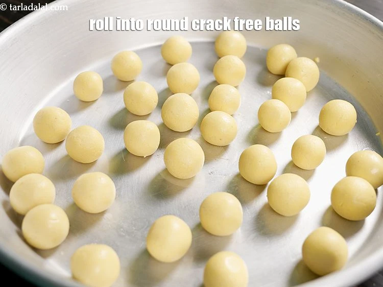 Step 17 – <p><span style="background-color:rgb(255,255,255);color:rgb(0,0,0);"><strong>Roll</strong> <strong>into</strong> <strong>round</strong> crack free balls.</span></p>