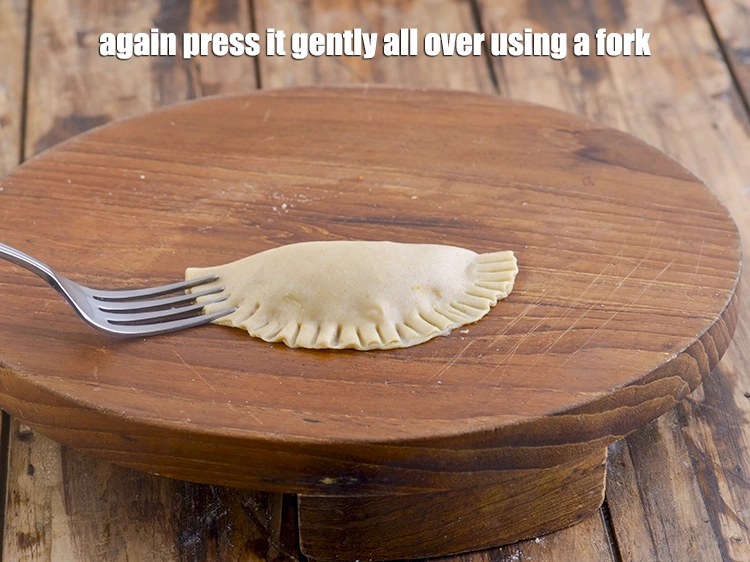 Step 17 – <p><span style="background-color:rgb(255,255,255);color:rgb(0,0,0);">Again <strong>press</strong> it gently all over using a fork.</span></p>