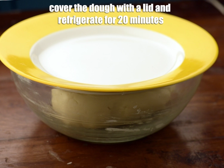 Step 15 – <p><span style="background-color:rgb(255,255,255);color:rgb(0,0,0);">Cover the dough with a lid and <strong>refrigerate</strong> for 20 minutes.</span></p>
